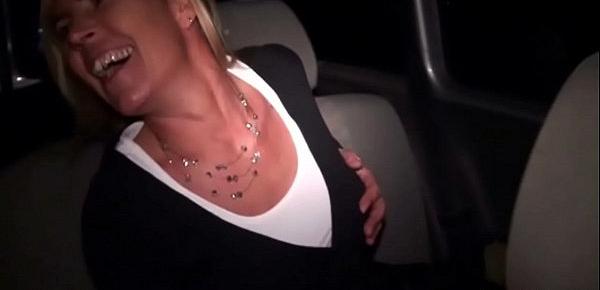 Zwei notgeile MILFs ficken im Taxi und werden gefilmt